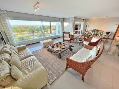Excelente propiedad frente al mar, 3 dormitorios en suite mas dependencia amplio living con vista al mar y parrillero propio 163m2