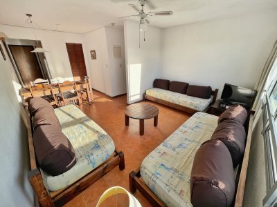 Un dormitorio en venta sobre Roosevelt