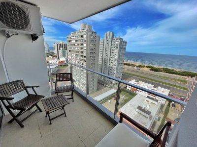 En venta apartamento con vista al mar 2 dormitorios 2 baños cocina con lavadero garage piscina mucama