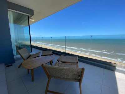 Apartamento de 3 dormitorios en torre de Categoria frente al mar 