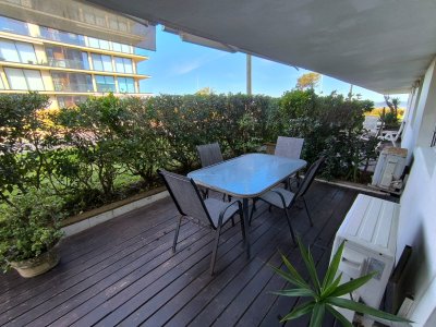Apartamento primer piso en edificio frente al mar