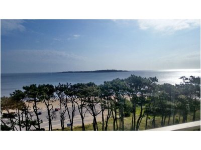 Apartamento en venta y alquiler, primera lÃ­nea sobre playa mansa.