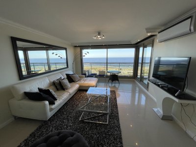 Apartamento en Imperiale venta en Playa Brava, Punta del Este frente al mar