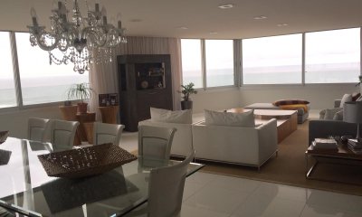 Apartamento de lujo frente al mar, piso alto, 4 dormitorios en alquiler.