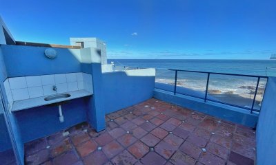 En venta apartamento frente al mar con parrillero propio y piscina