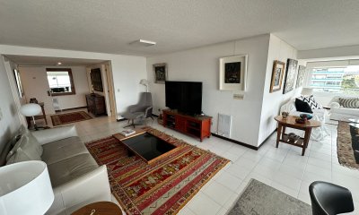 Excelente apartamento en torre de categoría frente a Playa Brava