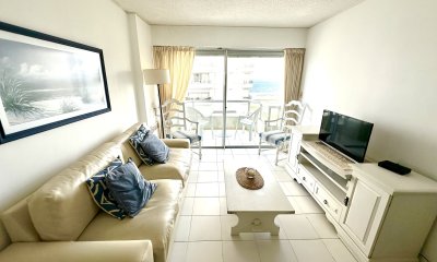 Oportunidad, apartamento de 2 dormitorios y medio en Playa Brava
