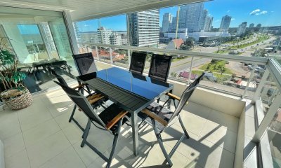 Amplio apartamento en venta, 3 dormitorios y dependencia, terraza con parrillero cerrada, excelentes amenities, zona Conrad a metros de playa mansa