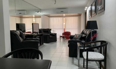 En venta, apartamento de 2 dormitorios y medio con amenities y terraza a pasos del mar