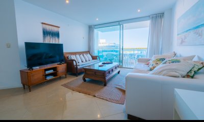 Amplio Apartamento de 3 dormitorios + dependencia a 100 metros Del Mar