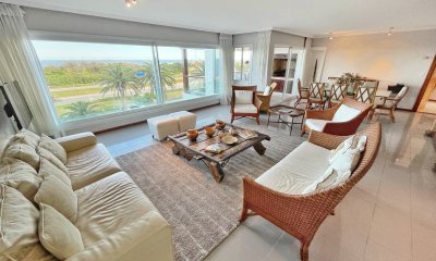 Excelente propiedad frente al mar, 3 dormitorios en suite mas dependencia amplio living con vista al mar y parrillero propio 163m2