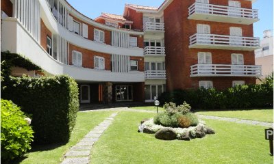 Apartamento en peninsula de dos dormitorios y dependencia.