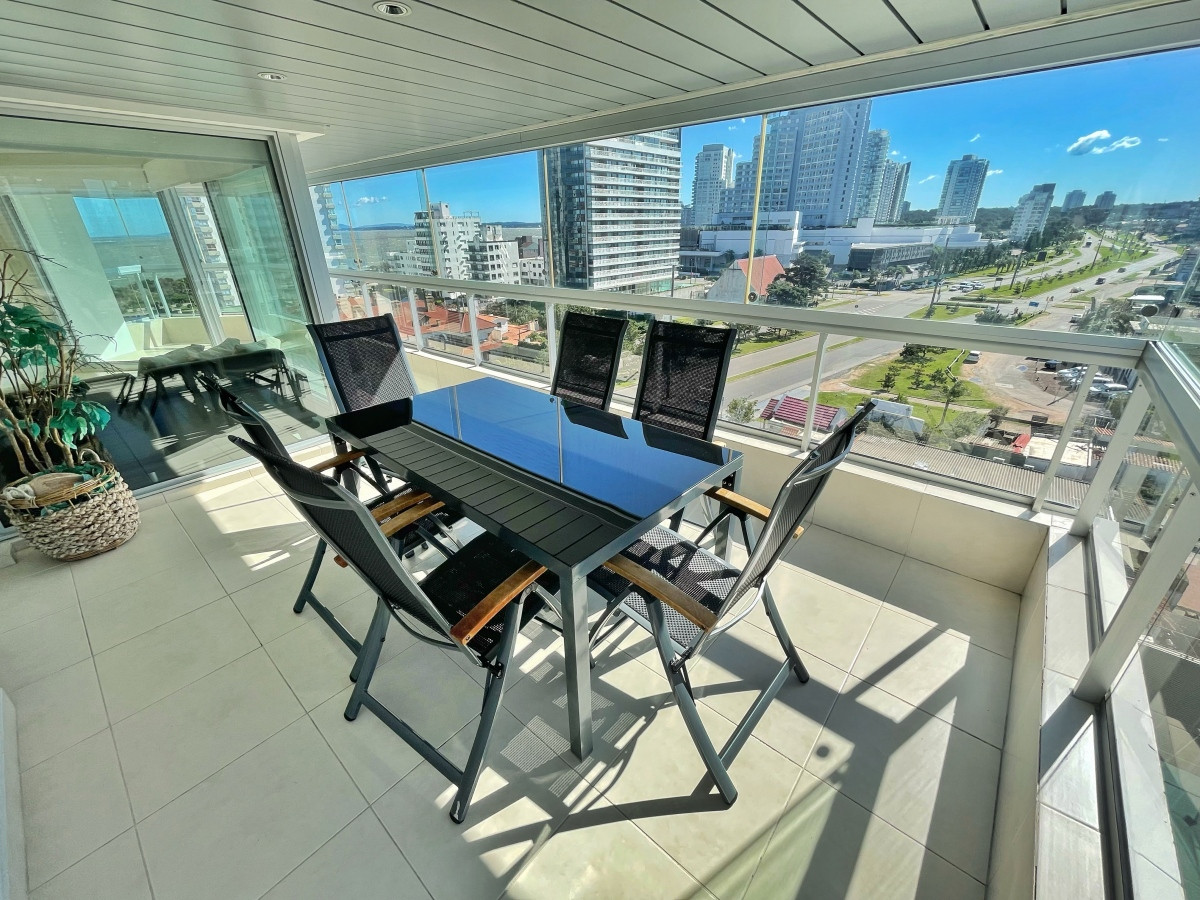 Amplio apartamento en venta, 3 dormitorios y dependencia, terraza con parrillero cerrada, excelentes amenities, zona Conrad a metros de playa mansa