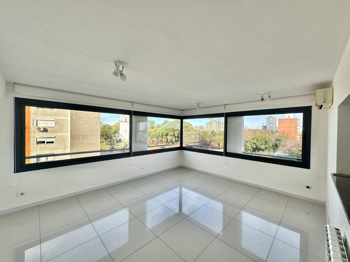 Cómodo apartamento para vivienda u oficina en torre de categoría en Maldonado