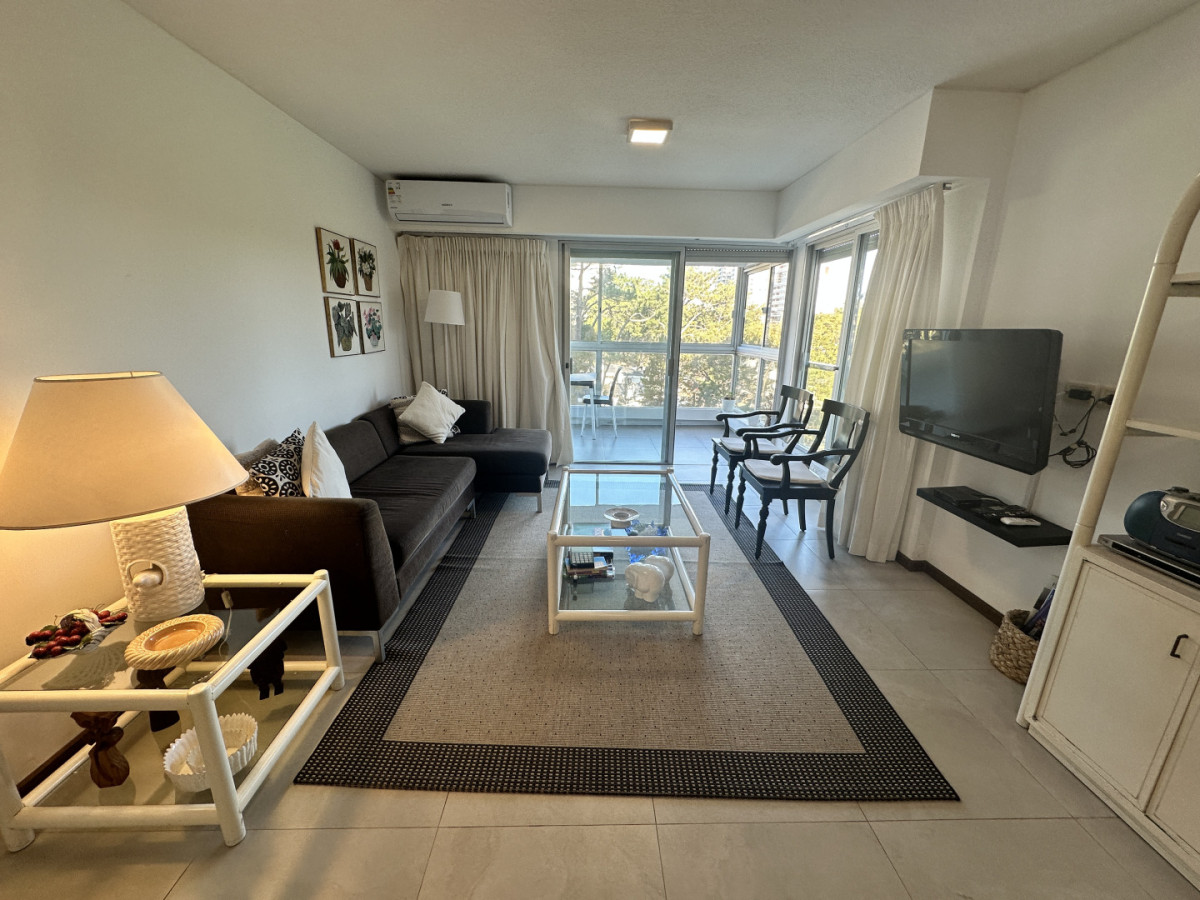 Apartamento en venta de dos dormitorios con garaje listo para entrar 