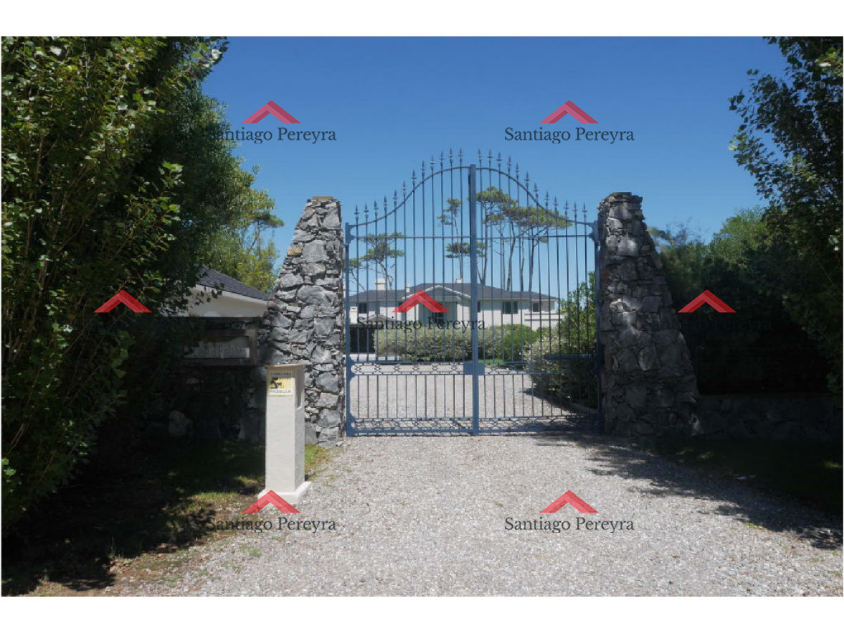 Casa ID.4359 - Mansion en venta sobre el mar, playa mansa primera linea