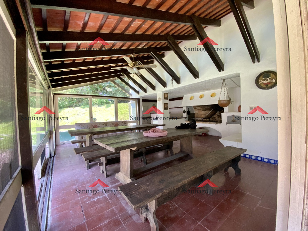 Casa ID.10787 - Hermosa casa estilo colonial actualizada , con excelente ubicación .