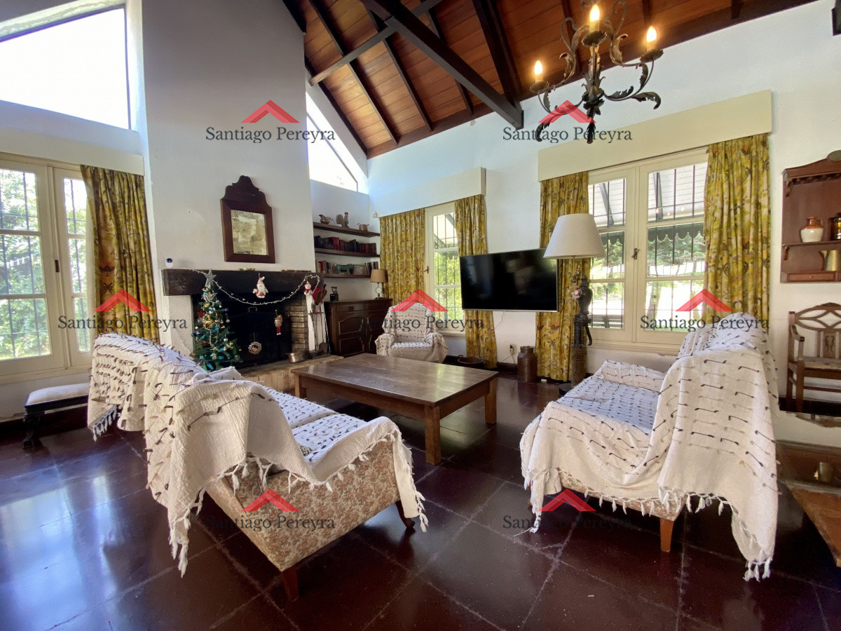 Casa ID.10787 - Hermosa casa estilo colonial actualizada , con excelente ubicación .