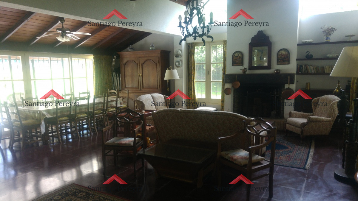 Casa ID.10787 - Hermosa casa estilo colonial actualizada , con excelente ubicación .