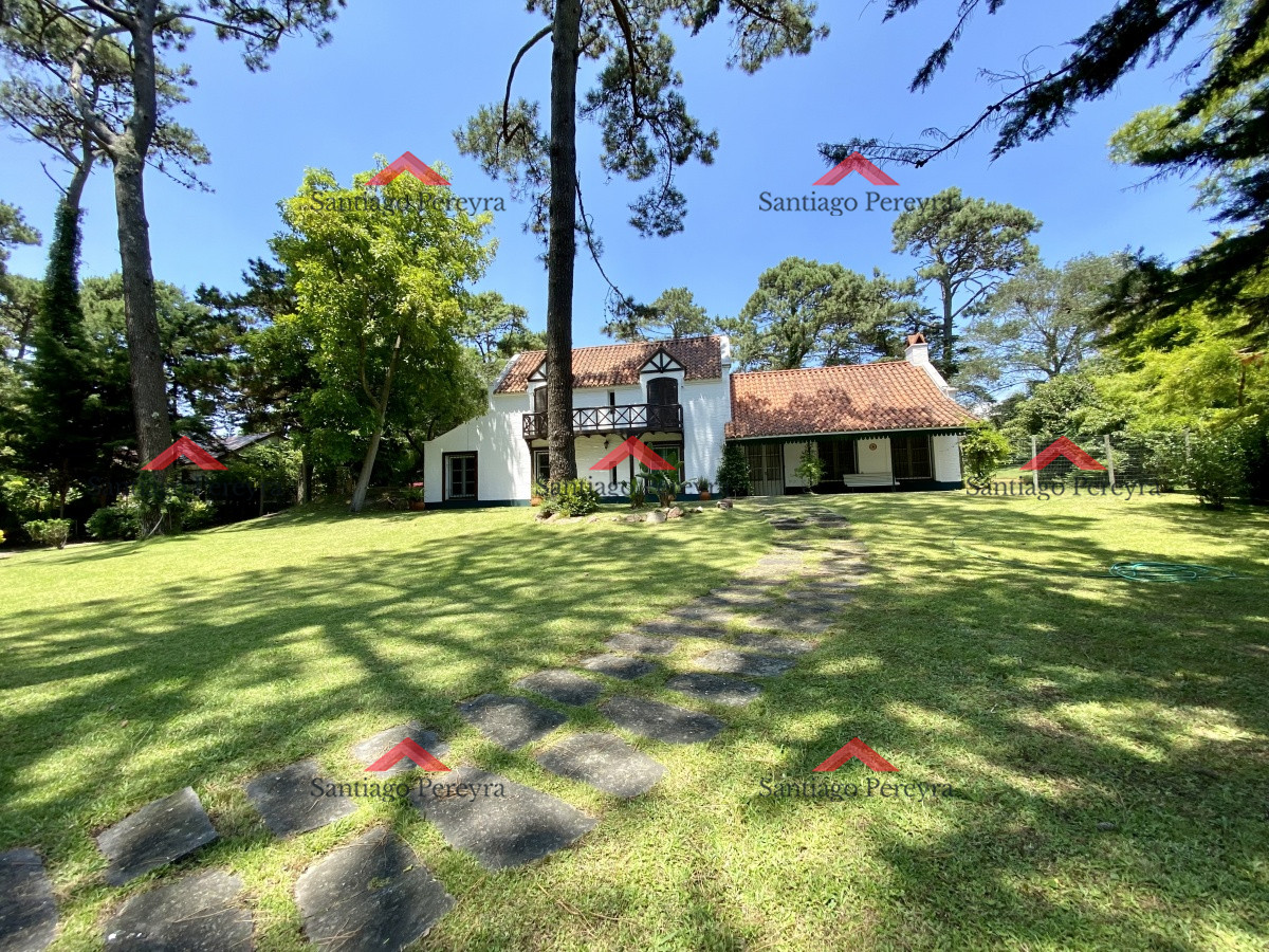 Casa ID.10787 - Hermosa casa estilo colonial actualizada , con excelente ubicación .