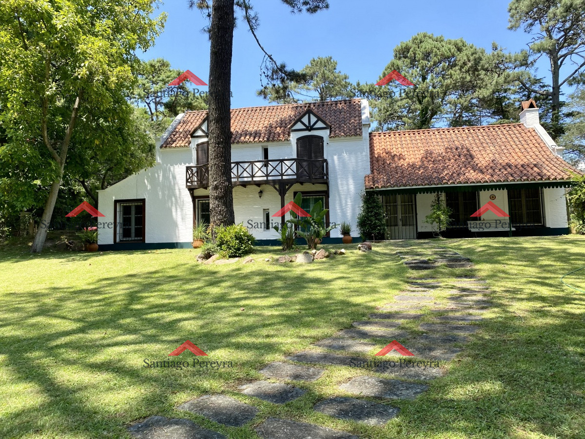 Casa ID.10787 - Hermosa casa estilo colonial actualizada , con excelente ubicación .