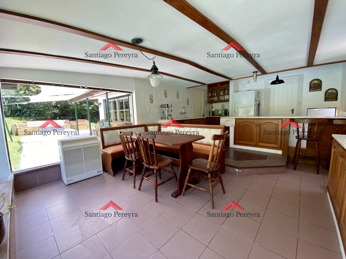 Casa ID.10787 - Hermosa casa estilo colonial actualizada , con excelente ubicación .