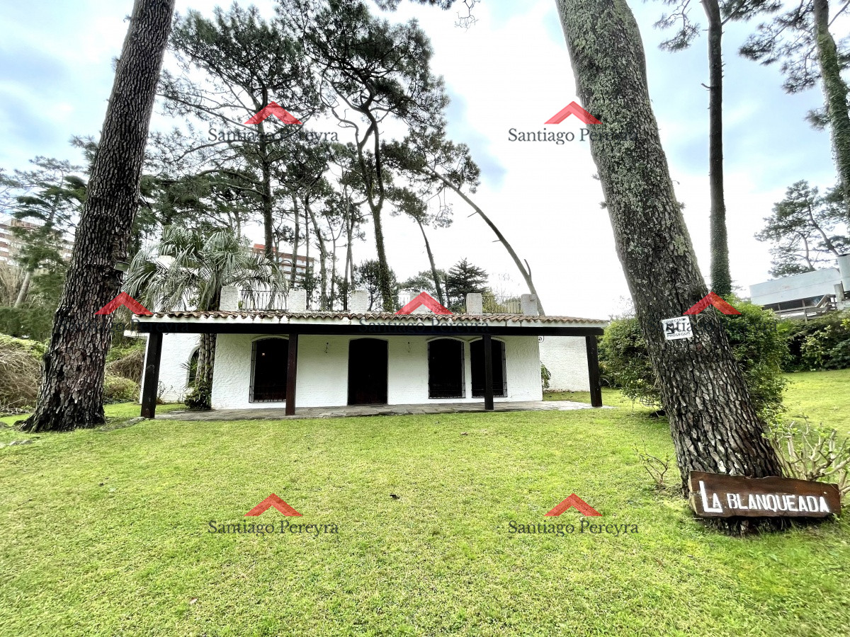 Casa ID.7460 - Casa en venta en Playa Mansa con 1385 m2 de terreno