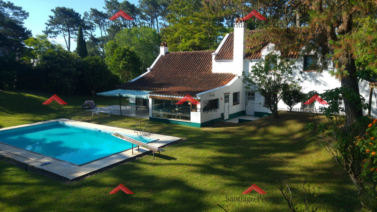 Casa ID.10787 - Hermosa casa estilo colonial actualizada , con excelente ubicación .