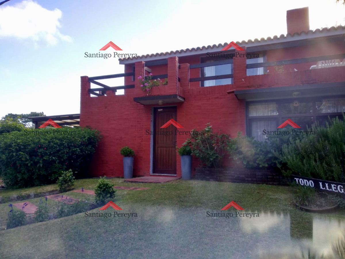 Casa ID.10816 - En alquiler.. muy linda casa con agradable entorno verde.