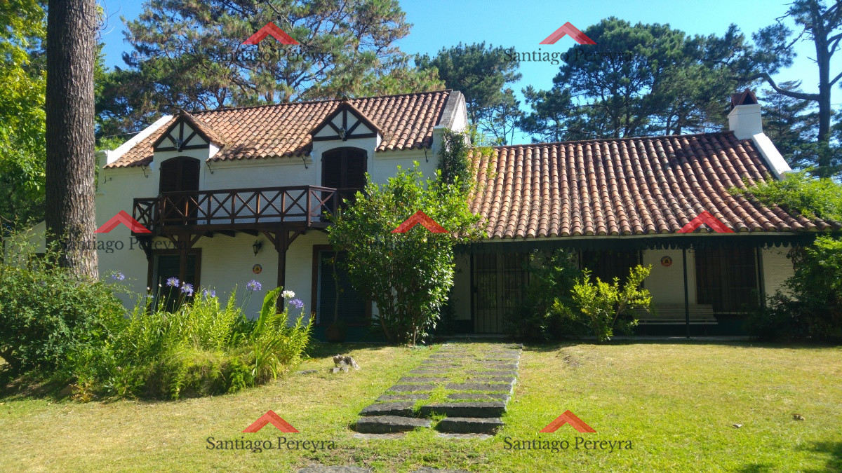 Casa ID.10787 - Hermosa casa estilo colonial actualizada , con excelente ubicación .