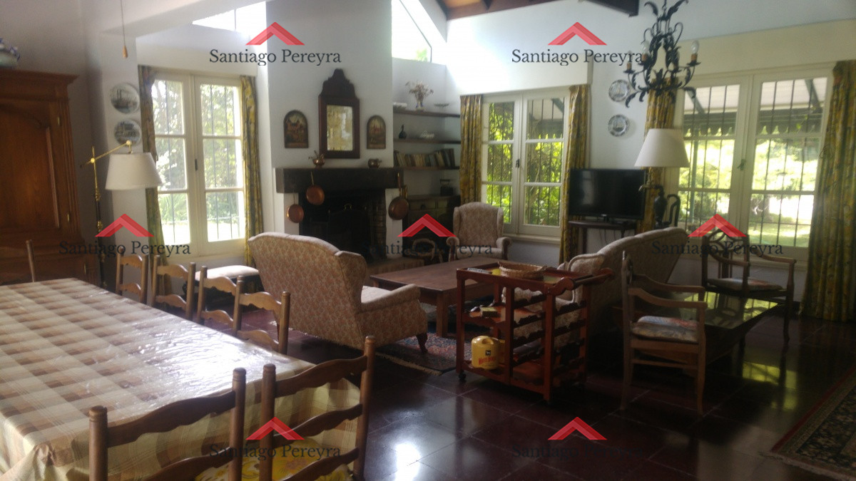 Casa ID.10787 - Hermosa casa estilo colonial actualizada , con excelente ubicación .