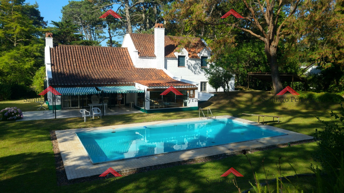 Casa ID.10787 - Hermosa casa estilo colonial actualizada , con excelente ubicación .