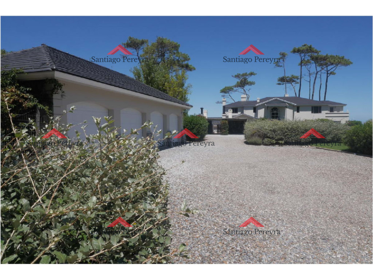 Casa ID.4359 - Mansion en venta sobre el mar, playa mansa primera linea