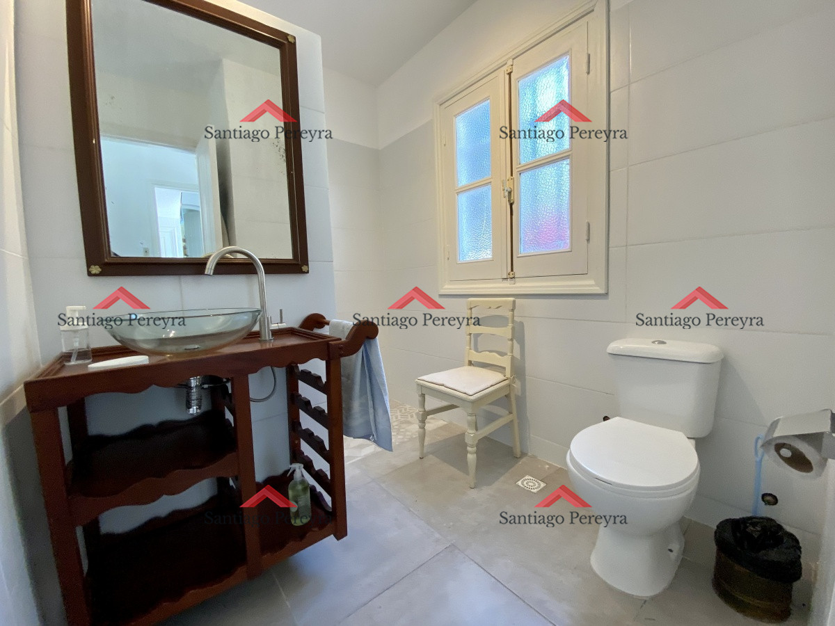 Casa ID.10787 - Hermosa casa estilo colonial actualizada , con excelente ubicación .