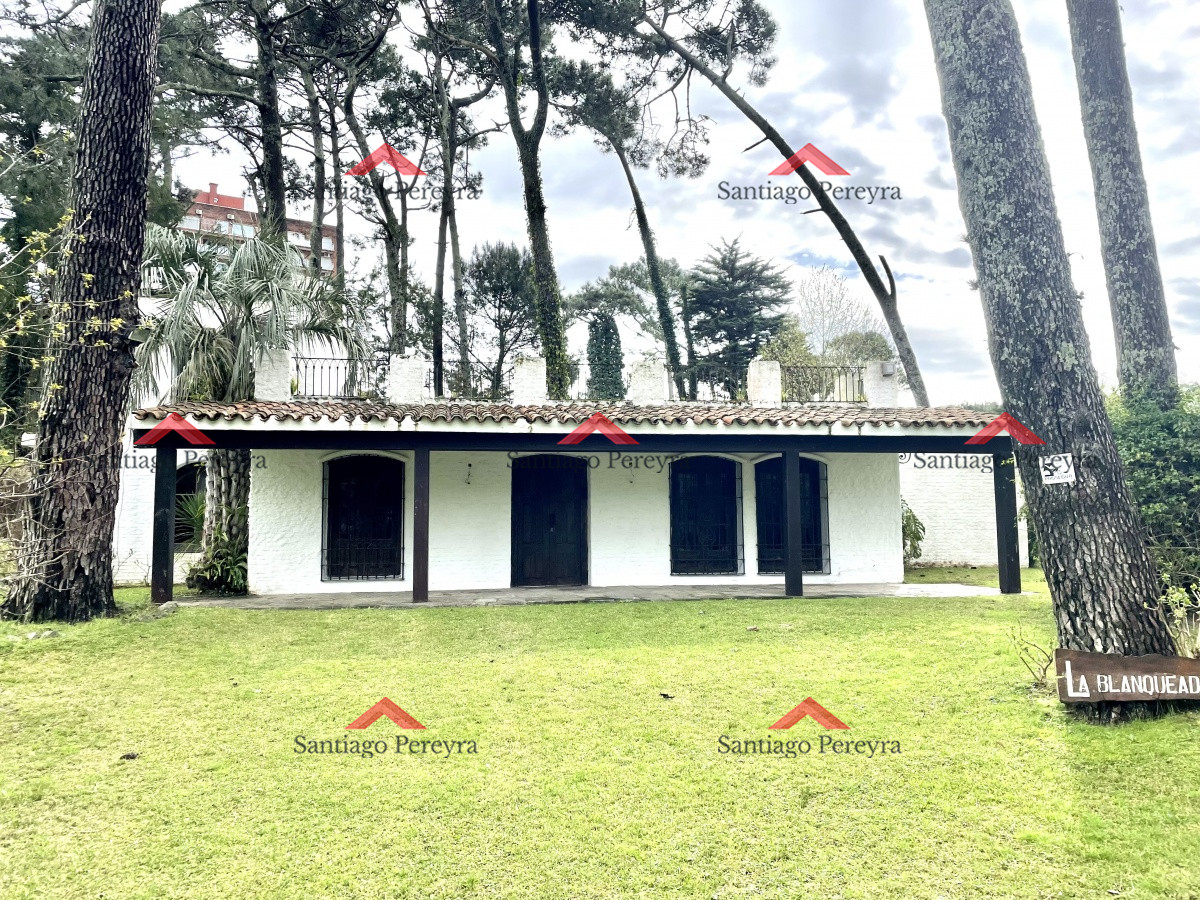 Casa ID.7460 - Casa en venta en Playa Mansa con 1385 m2 de terreno