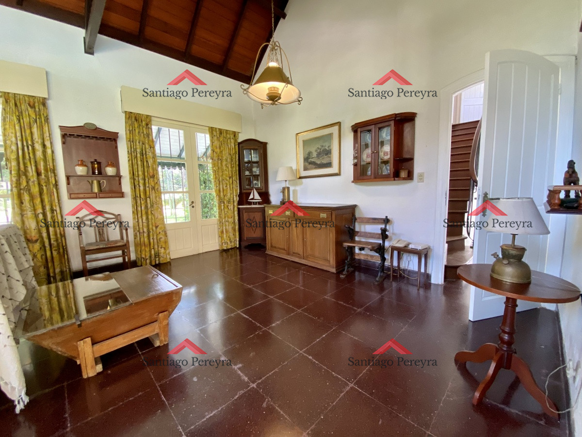 Casa ID.10787 - Hermosa casa estilo colonial actualizada , con excelente ubicación .