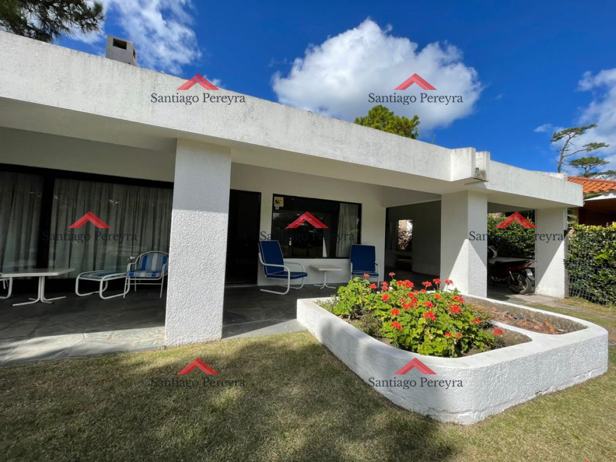 Casa ID.10786 - Hermosa casa a dos cuadras exactamente del mar, playa mansa!!!