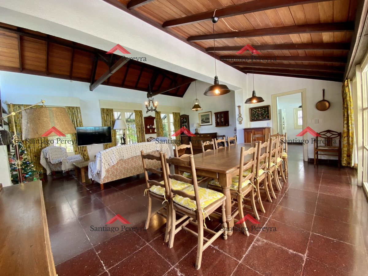 Casa ID.10787 - Hermosa casa estilo colonial actualizada , con excelente ubicación .