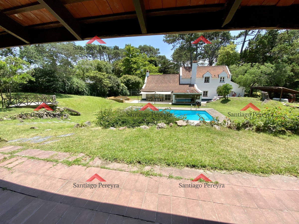 Casa ID.10787 - Hermosa casa estilo colonial actualizada , con excelente ubicación .