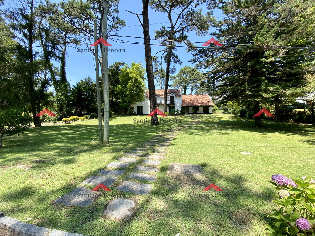Casa ID.10787 - Hermosa casa estilo colonial actualizada , con excelente ubicación .