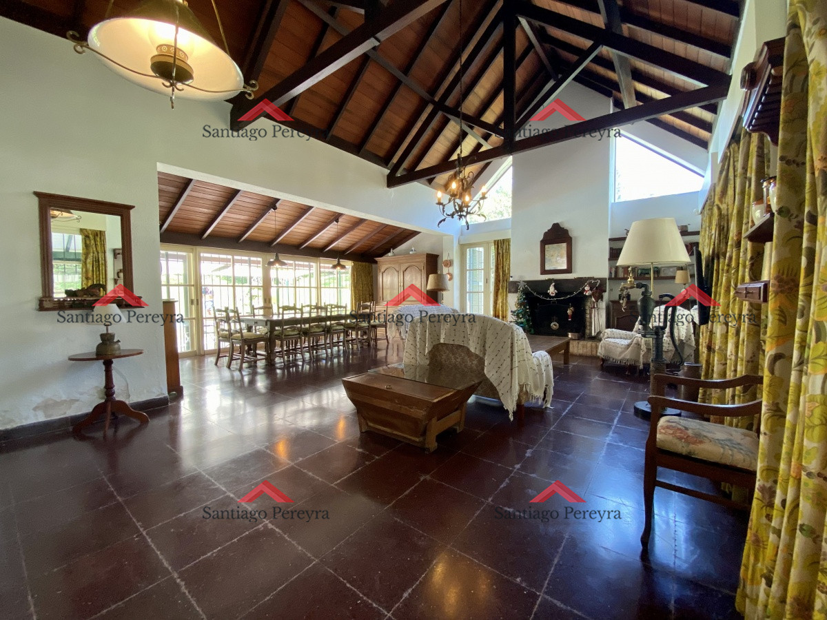 Casa ID.10787 - Hermosa casa estilo colonial actualizada , con excelente ubicación .
