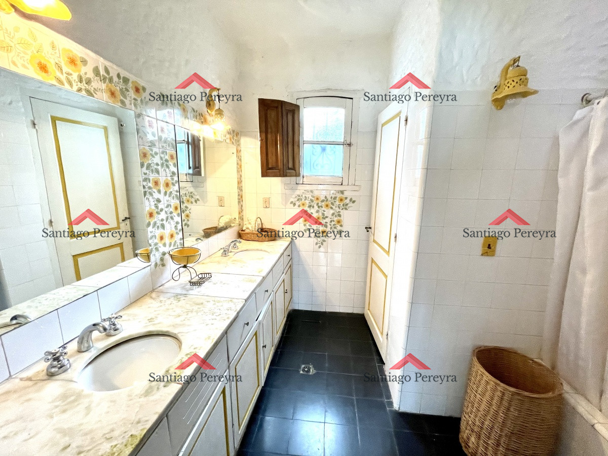 Casa ID.7460 - Casa en venta en Playa Mansa con 1385 m2 de terreno