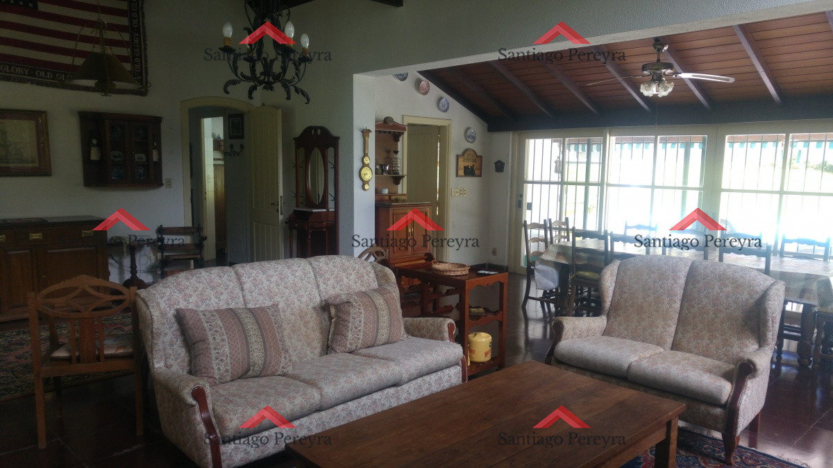 Casa ID.10787 - Hermosa casa estilo colonial actualizada , con excelente ubicación .