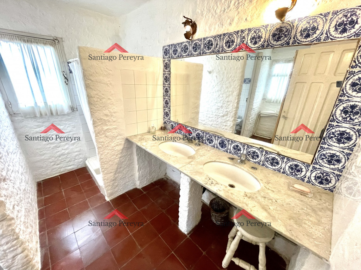 Casa ID.7460 - Casa en venta en Playa Mansa con 1385 m2 de terreno