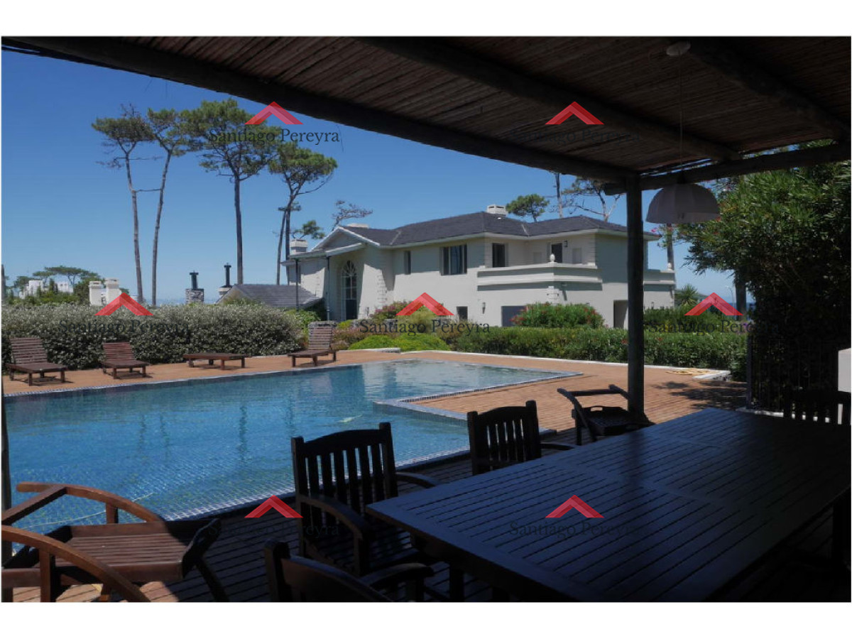 Casa ID.4359 - Mansion en venta sobre el mar, playa mansa primera linea