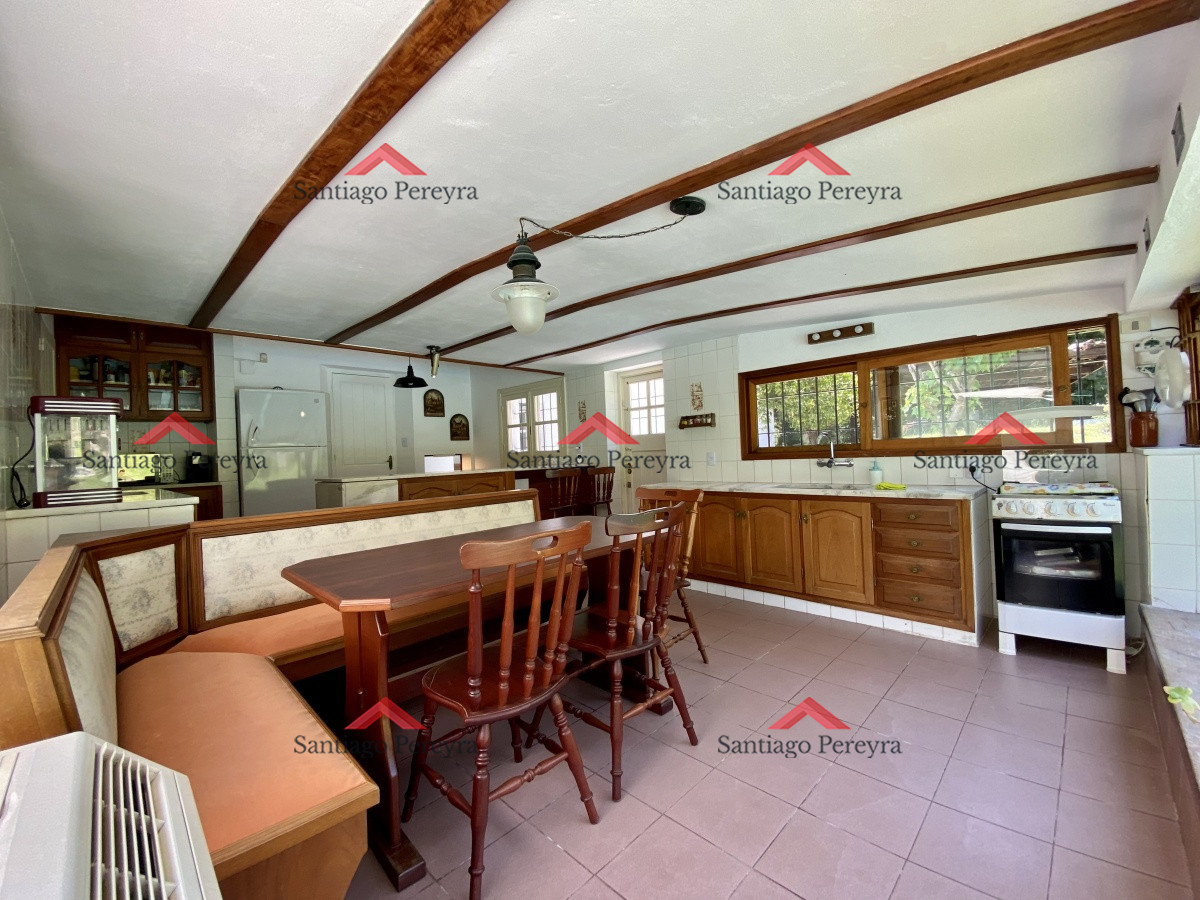 Casa ID.10787 - Hermosa casa estilo colonial actualizada , con excelente ubicación .