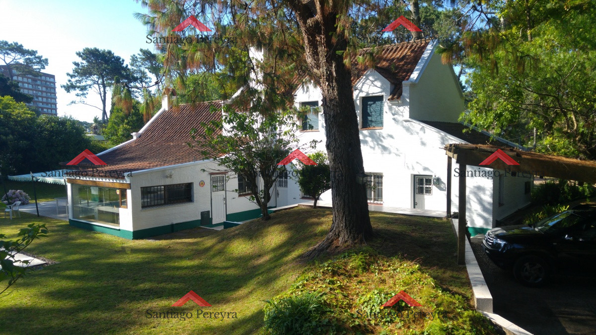 Casa ID.10787 - Hermosa casa estilo colonial actualizada , con excelente ubicación .