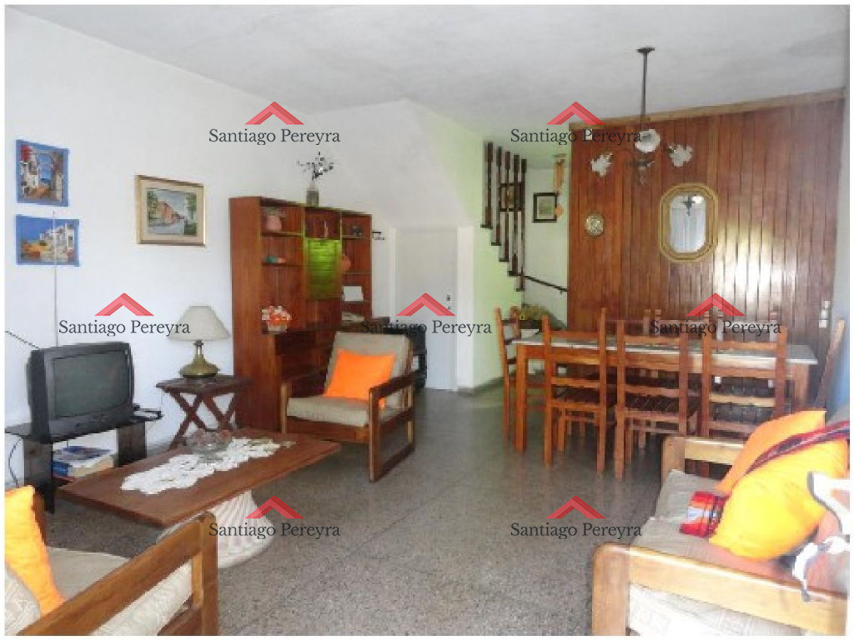 Casa ID.10672 - En Alquiler . Cómoda casa estilo PH, con jardín a pocos metros del mar (playa brava)