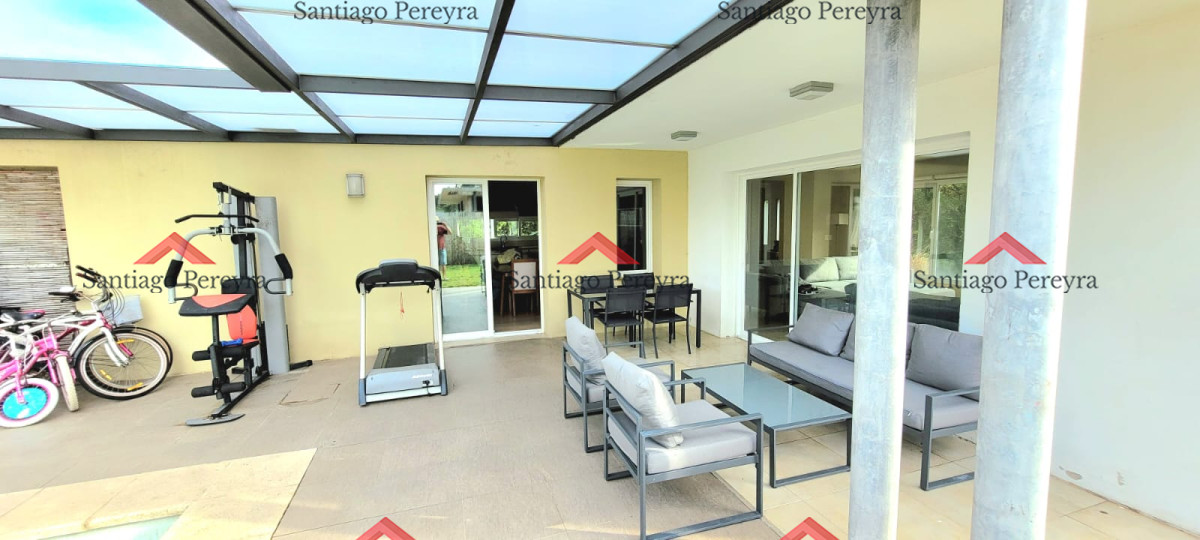 Casa ID.16683 - Hermosa y solida casa en zona residencial de 4 dormitorios más dependencia completa