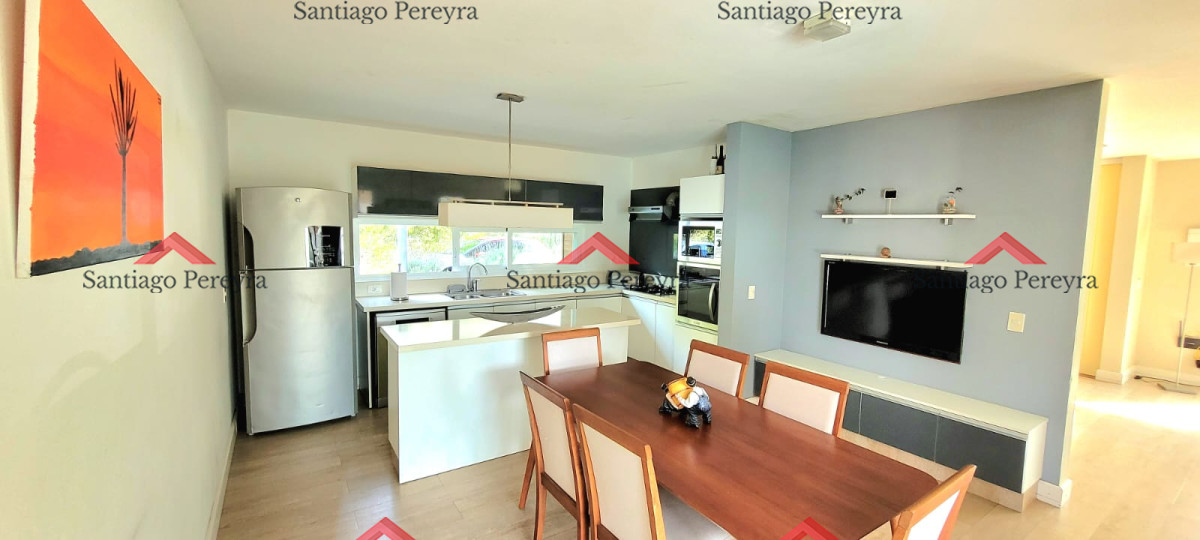 Casa ID.16683 - Hermosa y solida casa en zona residencial de 4 dormitorios más dependencia completa